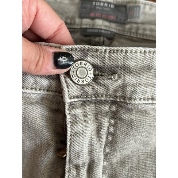 Torrid Size 24 Boyfriend Vintage Stretch Mid-Rise 5 Inch Jean Shorts Smokestack - Picture 5 of 8